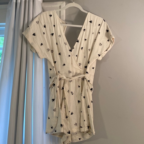 White linen romper with black triangle designs! - Picture 1 of 2
